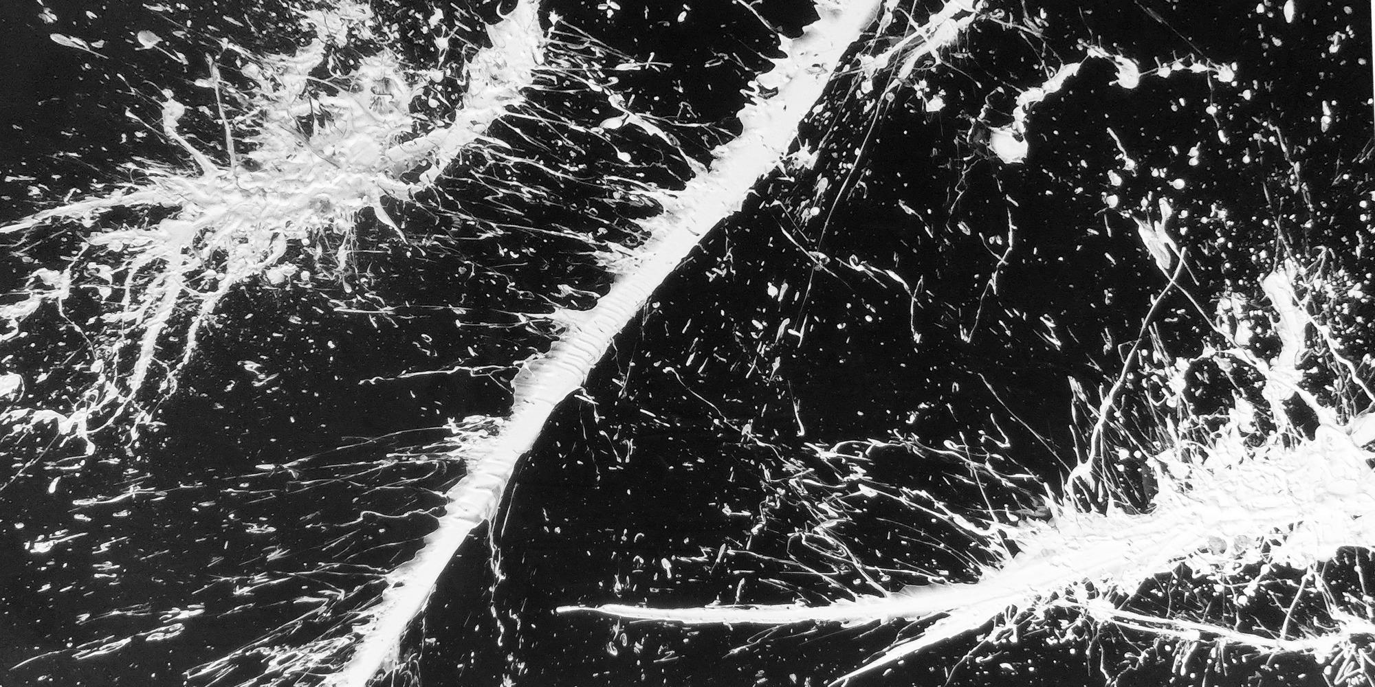 Abstraktes Acrylbild schwarz weiß minimalistisch mit Actionpainting