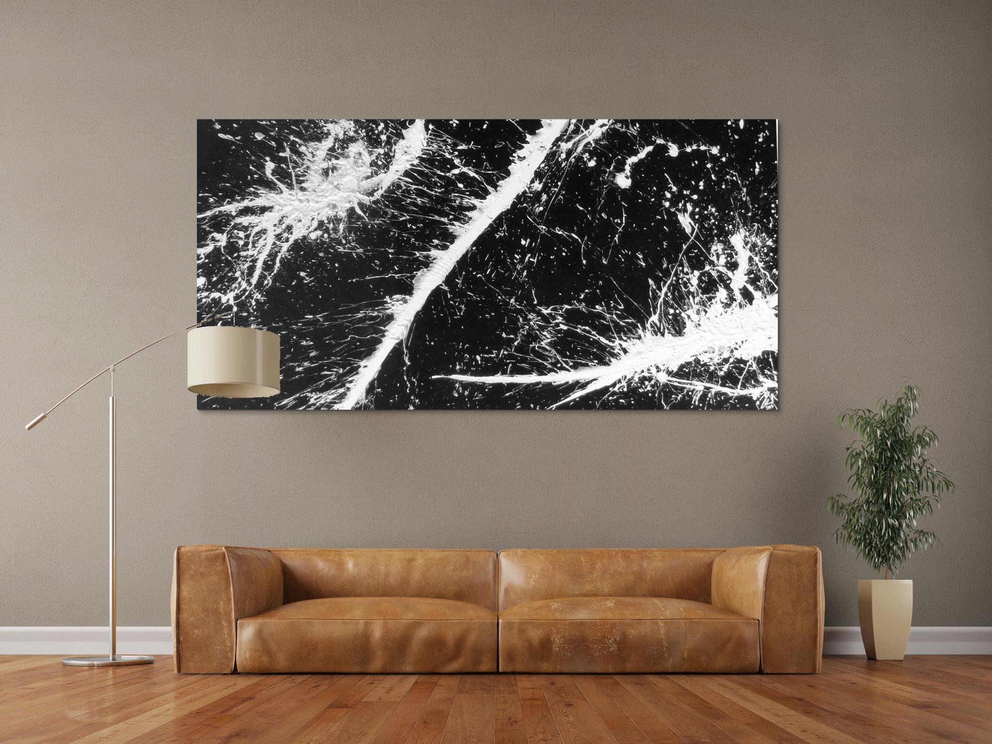 Abstraktes Acrylbild schwarz weiß minimalistisch mit Actionpainting