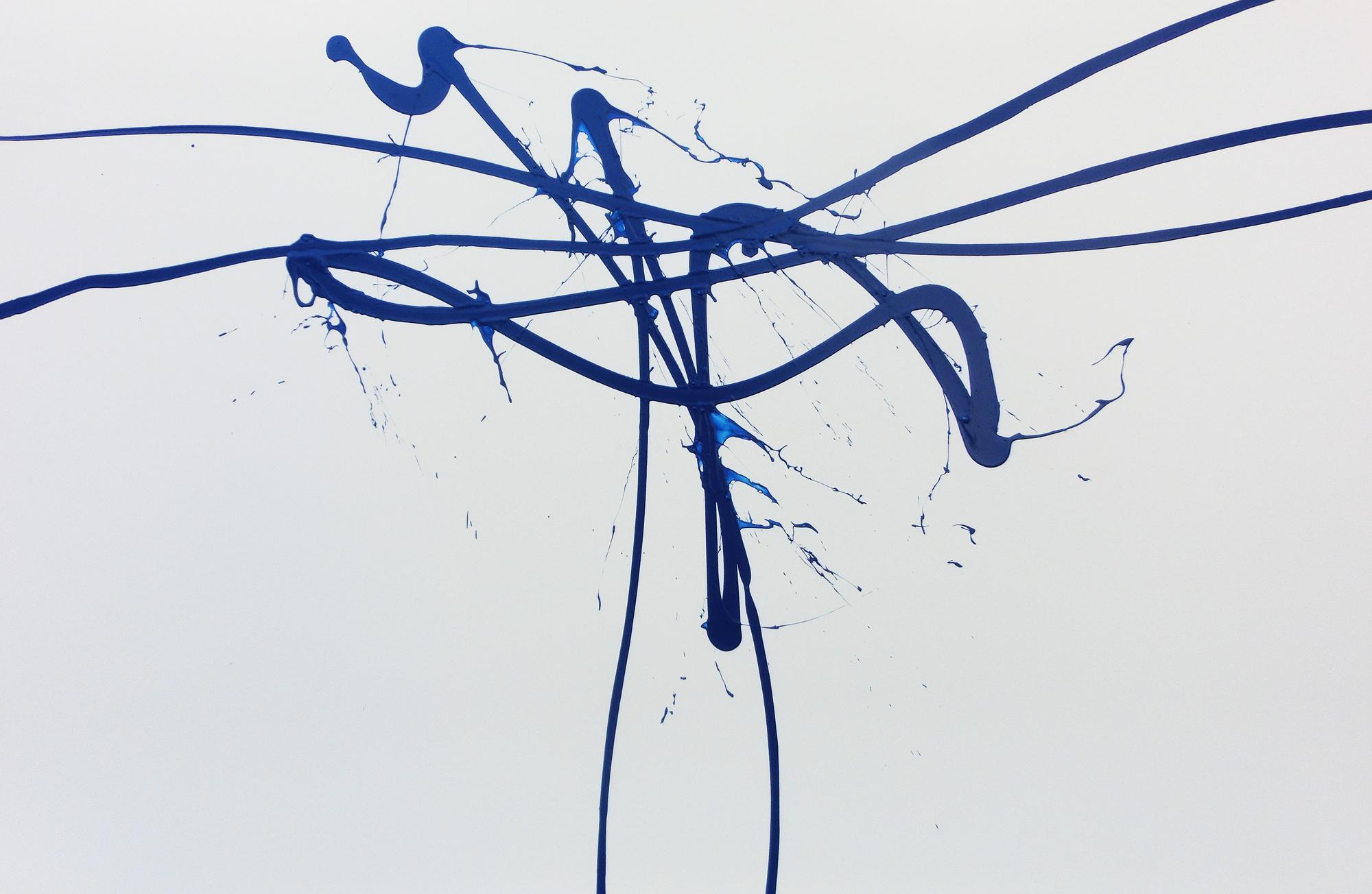 Minimalistisches abstraktes Gemälde in weiß und blau sehr modern