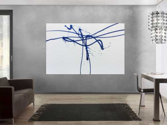 Minimalistisches abstraktes Gemälde in weiß und blau sehr modern