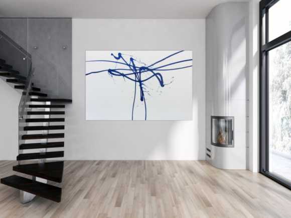 Minimalistisches abstraktes Gemälde in weiß und blau sehr modern