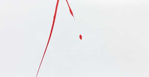 Abstraktes Acrylgemälde weißt rot minimalistisch und modern